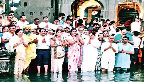 पंचवटी : गोदावरी पूजन व आरतीप्रसंगी मनपा अतिरिक्त आयुक्त अशोक आत्राम, भक्तिचरणदास महाराज, सतीश शुक्ल, निशिकांत पगारे, कैलास राभडिया आदी. (छाया : गणेश बोडके)