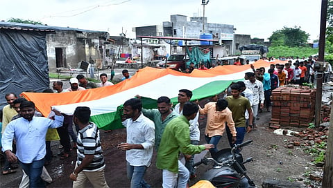 धुळे : हेंद्रूण गावात अमृत महोत्सवी वर्षानिमित्त १११ फूट तिरंगा पदयात्रेत सहभागी झालेले गावातील युवक, विद्यार्थी व ज्येष्ठ नागरिक. 