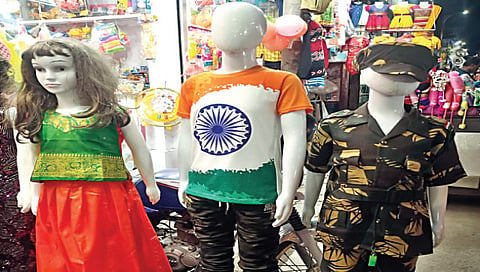 नाशिक : स्वातंत्र्याच्या अमृत महोत्सवानिमित्त बाजारपेठेत विक्रीसाठी दाखल झालेले सैनिकी पोशाखासह तिरंगा असलेले टी शर्ट.