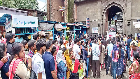 त्र्यंबकेश्वर : पहिल्या श्रावणी सोमवारच्या पूर्वसंध्येला त्र्यंबकेश्वर मंदिराच्या प्रवेशद्वारावर झालेली गर्दी. 