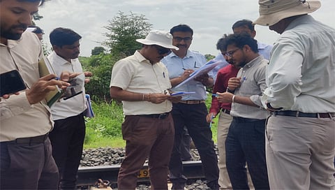 जळगाव : तिसर्‍या रेल्वेमार्गाचे निरीक्षण करताना सुरक्षा आयुक्त मनोज अरोरा. सोबत रेल्वेचे अधिकारी. (छाया : चेतन चौधरी).