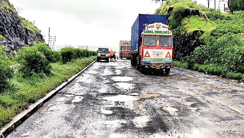 इगतपुरी : मुंबई-आग्रा महामार्गाची झालेली दयनीय अवस्था.