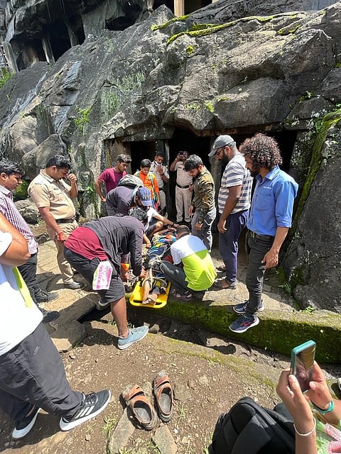 सिडको : पांडवलेणी येथे जखमींना मदत करताना रेस्क्यू टीमचे अभिजित वाकचौरे, ऋषिकेश वाकचौरे, अजय पाटील, वेदांत वाणी.