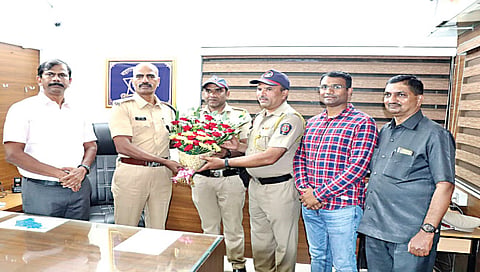 नाशिक : वेळेत मदत करणार्‍या पोलिसांचा सत्कार करताना पोलिस उपआयुक्त संजय बारकुंड. समवेत पोलिस निरीक्षक विजय ढमाळ, सुनील रोहकोले आदी.