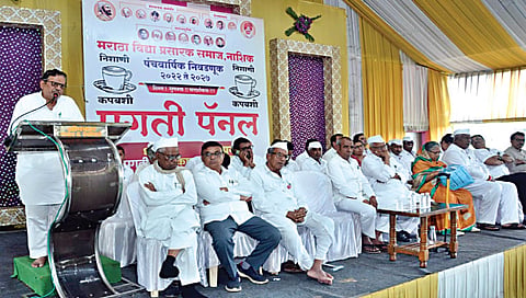 चांदोरी : प्रगती पॅनलच्या प्रचार मेळाव्यात बोलताना माणिकराव बोरस्ते. समवेत इतर मान्यवर.