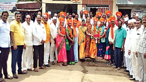 नाशिकरोड : पळसे सरपंचपदी प्रिया गायधनी यांच्या निवडीप्रसंगी विष्णुपंत गायखे. समवेत नवनाथ गायधनी, शिवाजी गायधनी, गणेश गायधनी आदींसह सर्व ग्रामपालिका सदस्य.(छाया: उमेश देशमुख)