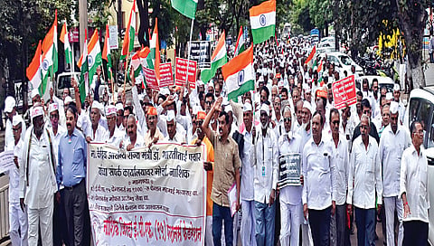 नाशिक : भारती पवारांच्या कार्यालयावर धडक मोर्चा, पेन्शनर्सची हाती तिरंगा घेऊन घोषणाबाजी