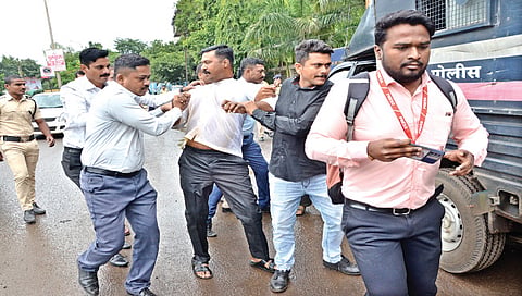 नाशिक : आत्मदहनाचा प्रयत्न करणार्‍या संशयितास ताब्यात घेताना पोलिस पथक.(छाया : हेमंत घोरपडे)