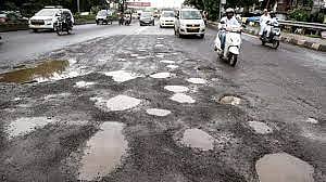 पुणे : खड्ड्यांमुळे अधिकार्‍यांवर येणार गंडांतर; सात कार्यकारी अभियंत्यांना कारणे दाखवा नोटिसा