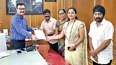 पंचवटी : फुलेनगरमध्ये मनपाच्या जीर्ण इमारतीची संरक्षक भिंत कोसळल्यानंतर पाहणी करताना माजी नगरसेवक हेमंत शेट्टी, सरिता सोनवणे, शंकर हिरे, किरण सोनवणे, मनपाचे संजय घोलप, अधिकारी, कर्मचारी व नागरिक. (छाया : गणेश बोडके)