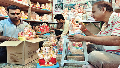 सिडको : परिसरातील गणेश चौक भागात गणेश मुर्तींवर रंगरगोटी करताना मोरे कुटुंब (छाया : राजेंद्र शेळके)
