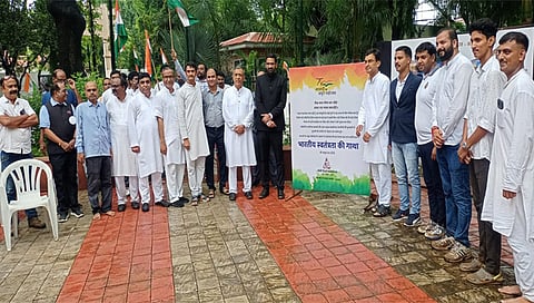 जळगाव : भारतीय स्वातंत्र्याची गाथा प्रदर्शनाचे उद्घाटन करताना जिल्हाधिकारी अभिजीत राऊत, गांधी रिसर्च फाऊंडेशनचे संचालक व जैन इरिगेशनचे अध्यक्ष अशोक जैन, भरत अमळकर, विजय मोहरील आदी. (छाया: चेतन चौधरी).