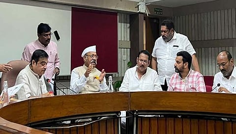 सातारा : खासदार श्रीनिवास पाटलांचे जिल्ह्यातील रस्त्यांच्या दुरुस्तीसाठी नितीन गडकरींना साकडं