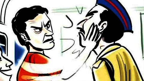 औरंगाबाद : ‘बायकोला का शोधत नाही’ म्हणत पोलिसांना मारहाण