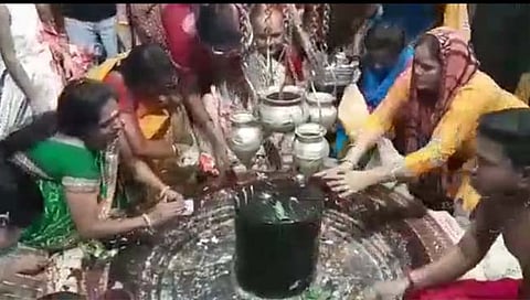(Video) बीड : पहिल्या श्रावण सोमवारनिमित्त परळी वैजनाथ मंदिरात भाविकांची गर्दी