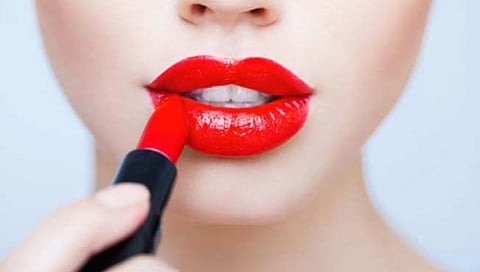 Lipstick detect recession : लिपस्‍टिक आणि अंडरवेअर विक्रीवरुन आर्थिक मंदीचा अंदाज येतो? जाणून घ्‍या ‘थिअरी’ …