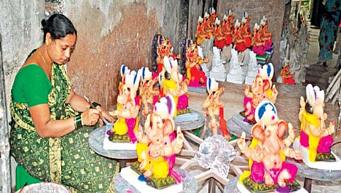कोल्हापूर : पावसाच्या उघडिपीमुळे गणेशमूर्ती कामास वेग