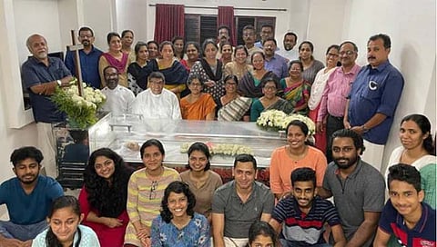 Funeral and Family :  अंत्यसंस्कारापूर्वी कुटुंब ‘रमले’ हास्‍यात..! केरळच्या मंत्र्यांनी केला ‘तो’ फाेटाे शेअर