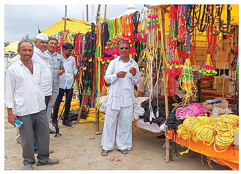 वाळकी : बैलपोळा सणासाठी ग्रामीण बाजारपेठा शृंगारांनी सजल्या आहेत. खरेदीसाठी शेतकर्‍यांची लगबग सुरू आहे. (छाया : ज्ञानदेव गोरे)