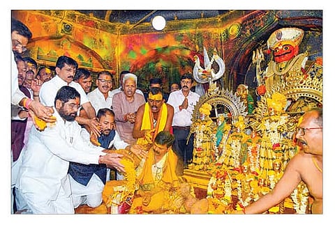 जेजुरीच्या खंडोबा देवाची विधिवत पूजा करताना मुख्यमंत्री एकनाथ शिंदे.