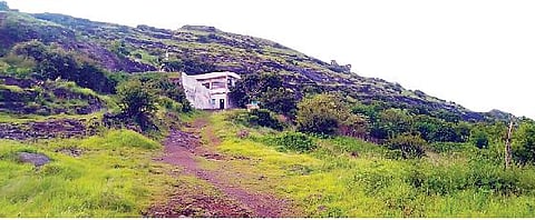 वळती येथील भागडेश्वर मंदिर परिसर हिरवळीने नटला आहे. दुसर्‍या छायाचित्रात डोंगरावर गुहेत असलेले जलकुंड, प्राचीन दगडी शिल्प.
(छाया : किशोर खुडे)