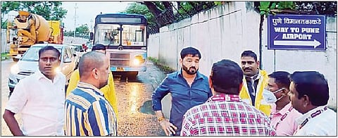 रस्ता रुंदीकरणाबाबत अधिकार्‍यांना सूचना करताना आमदार सुनील टिंगरे.