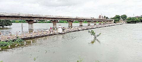 निरा नदीवरील जुन्या बि—टिशकालीन पुलाला पाणी लागले होते.
