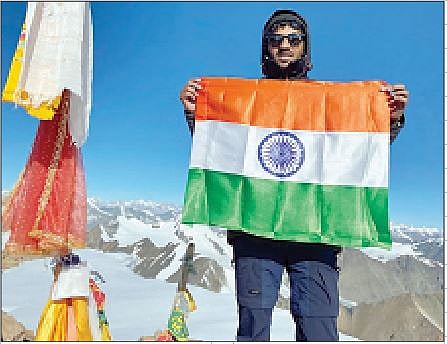 कोंभळी  : हिमाचल प्रदेशातील लाहौल भागातील माऊंट युनाम शिखर सर केल्यानंतर गिर्यारोहक अक्षय भापकरने तिरंगा फडकाविला.
