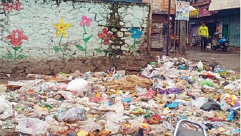 मार्केट यार्ड येथील आंबेडकरनगर वसाहतीच्या प्रवेशद्वाराशेजारी कचर्‍याचा साचलेला खच. 
