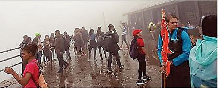 रिमझिम पाऊस व दाट धुक्यात हरवलेल्या राजगडावर रविवारी शेकडो पर्यटकांनी वर्षाविहाराचा आनंद लुटला.
