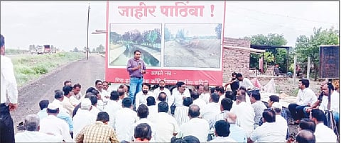 लासुर्णे (ता. इंदापूर) येथे शेतकर्‍यांना मार्गदर्शन करताना बारामती जलसंपदा उपअभियंता अश्विन पवार व इतर.