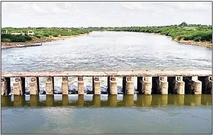 सराटी (ता. इंदापूर) येथे वाहणार्‍या निरा नदीचे गुरुवारी टिपलेले छायाचित्र.