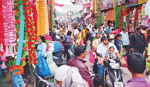 पुण्यातील वैभवशाली परंपरा असलेला गणेशोत्सव अवघ्या चार दिवसांवर येऊन ठेपला आहे. त्यामुळे घरगुती तसेच सार्वजनिक गणेश मंडळांच्या सजावटीसाठी लागणार्‍या साहित्यांची खरेदी करण्यासाठी रविवार पेठेत शनिवारी गर्दी झाली होती. (छाया : अनंत टोले)