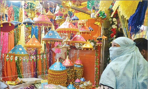 गणपती उत्सव एक दिवसावर येऊन ठेपल्याने सजावटीच्या साहित्यांची खरेदी करताना महिला. 
(छाया : अनंत टोले)
