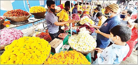 महात्मा फुले मंडई परिसरात फुलांची खरेदी करताना ग्राहक.                            (छाया : यशवंत कांबळे)
