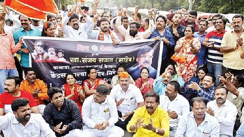 खासदार संजय राऊत यांना ‘ईडी’ने ताब्यात घेतल्याच्या निषेधार्थ सारसबाग चौकात शिवसेनेच्या वतीने रविवारी रास्ता रोको आंदोलन करण्यात आले. 
