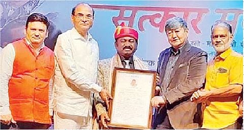गायक जितेंद्र भुरुक यांचा डॉ. पी. डी. पाटील यांच्या हस्ते गुरुवारी सत्कार करण्यात आला.