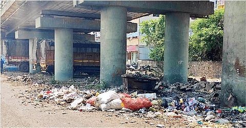 फुरसुंगी रेल्वे उड्डाणपुलाखाली साठलेले कचर्‍याचे ढीग.