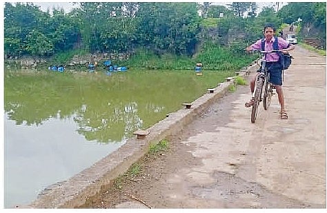 देवगाव येथील बंधार्‍याचे संरक्षक कठडे तुटले आहेत.