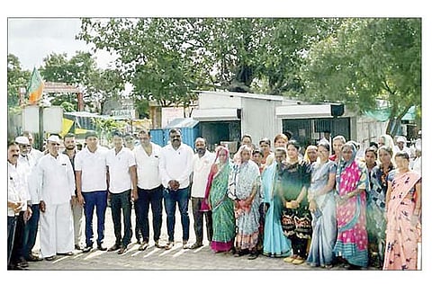 संगमनेर : नव्याने मंजूर झालेल्या हिवरे तवळी तलावाच्या मंजुरीचा निषेध करण्यासाठी जमलेले ग्रामस्थ.