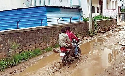 जामखेड : पावसामुळे शहरातील महाराष्ट्र बँकेकडे जाणार्‍या रस्त्याची झालेली दुरवस्था. (छाया : दीपक देवमाने)