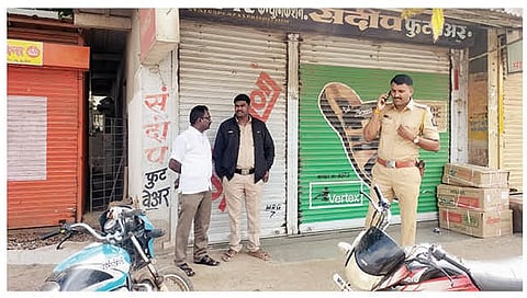 मिरजगाव : ग्रामविकास अधिकार्‍यावरील हल्ल्याच्या निषेधार्थ येथे कडकडीत बंद पाळण्यात आला.