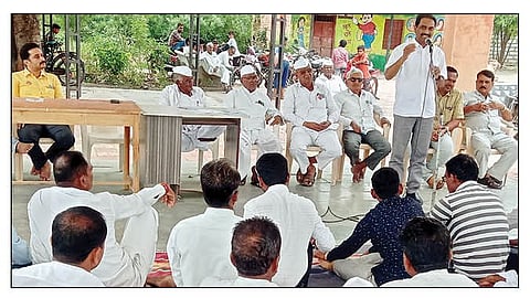 भेंडा : सौंदाळा येथे अभियानात बोलताना अ‍ॅड. अजित काळे व उपस्थित मान्यवर, शेतकरी.(छाया : कारभारी गरड)