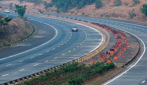 Mumbai Pune Expressway : मुंबई-पुणे ‘द्रुतगती’वर ग्रॅन्टी बसविण्यासाठी ब्लॉक; पुढील 10 दिवस टप्प्याटप्प्याने असा असणार ‘ब्लॉक’