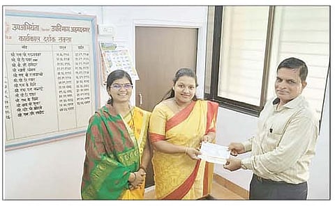 नगर तालुका : एमआयडीसी अधिकार्‍यांना धनादेश देताना सरपंच प्रियंका लामखडे व ग्रामविकास अधिकारी सविता लांडे.