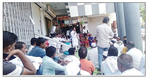 पुणतांबा : पाणी पुरवठा योजनेच्या कामांतील त्रुटींबाबत विकास आघाडीच्या वतीने ठिय्या आंदोलन करण्यात आले. यावेळी बोलताना धनंजय जाधव. (छाया : श्रीरंग गोर्‍हे)