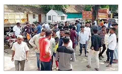 राहुरी : शहरात दोन गटांमध्ये झालेल्या हाणामारीनंतर पोलिस ठाण्यात एकच गर्दी झाली होती.