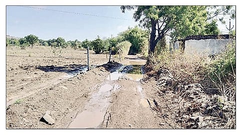नगर : शेतकर्‍यांच्या वादात अडकला रस्ता