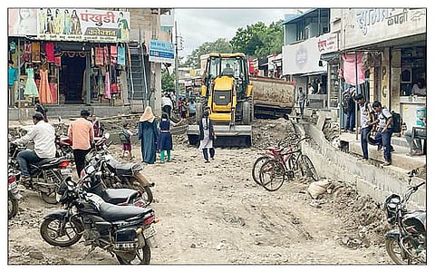सोनई : येथील नवीपेठमधील प्रगतिपथावर असलेले रस्त्याचे काम.