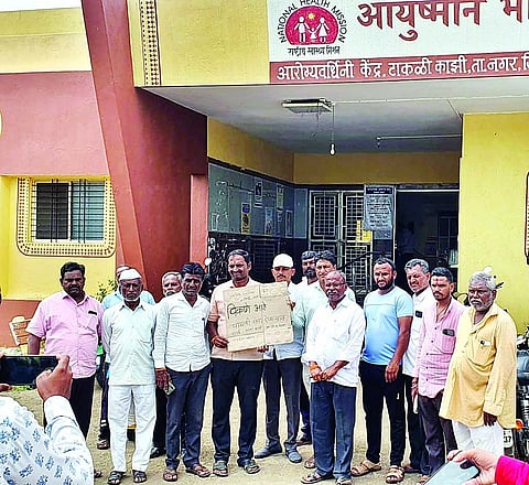 आरोग्य केंद्राबाहेर झळकला ‘विकणे आहे’चा फलक, नागरिक झाले आक्रमक